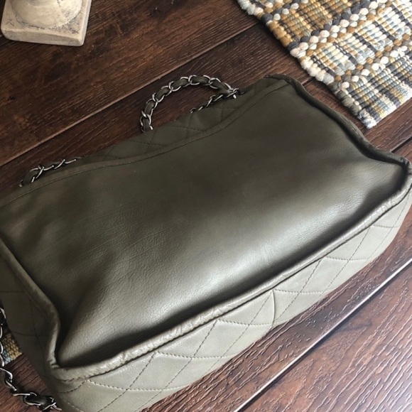 Authentic Chanel Flap Classic Quilted CC Shoulder Chain Bag - Picture 6 of 15